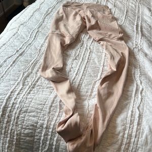 Alo goddess leggings in pink